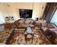 طقم كنب مع الطاولات والجلايل للبيع