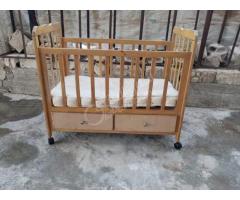 تخت اطفال مع الفرشة للبيع