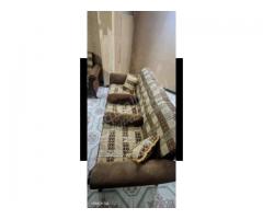 طقم كنب مع الطاولة للبيع