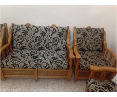 طقم كنب مع طقم طاولات للبيع